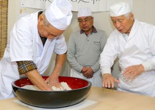 そば打ちで地域の絆を　岡山・下五番町内会、祭り再開へ