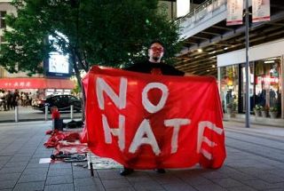 新宿駅東南口にいつもいるナベクラさん「爆発的なムーブメント起こしてます」と自信たっぷりな、その正体とは…　反差別の実験空間で広がる輪「ポイントは、マジでずっとここにいること」【ヘイトスピーチ解消法１０年】