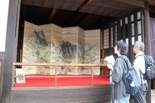倉敷・美観地区 伝統の屏風祭始まる　秘蔵の品、町家など３８カ所で公開