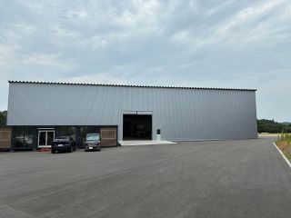 大型の屋根付き荷さばき場　大松精機赤磐工場に整備