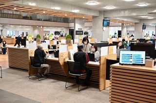 美作市、新庁舎で業務始める　執務機能集約 市民サービス充実へ