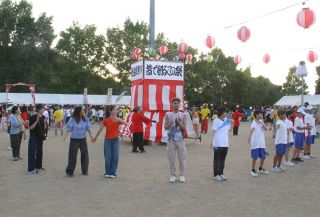 中高生ら運営の夏祭りにぎわう　瀬戸内・長船で盆踊りや花火
