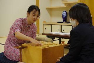 宮澤紗希初段に挑戦権　倉敷藤花戦 中七海三段下す