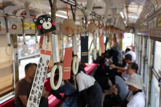 岡山の風鈴電車 涼しげな音色　 熊本地震にエールで「くまモン」も登場 【動画あり】