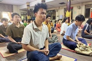 ミャンマー、瞑想する若者　軍支配への抵抗諦め　現実逃避か執着放棄か