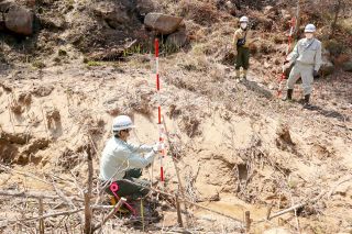 山林火災 土地所有者５００人超か　植林など同意不可欠 復旧長期化も