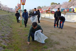 さくらカーニバル会場を清掃　岡山ＪＣ会員 吸い殻やペットボトル回収