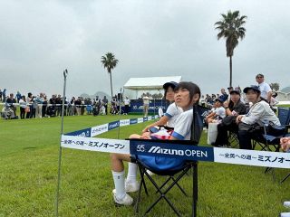 笠岡の小学生がプロゴルファーの技観戦　　ミズノ・オープン開幕、 特産品も人気