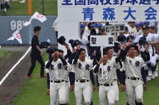 「あんなパフォーマンスがあっていいのか」高校野球の入場行進で異例の行動　「軍隊式」に疑問を持ったチームに驚きの反響