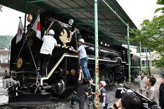 〝お召し列車仕様〟に化粧直し　新見の「Ｄ５１　８３８号」、 保存会が披露