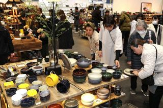 全国各地の陶磁器・工芸品を展示即売　「暮らしを彩る器フェア」コンベックス岡山で開幕