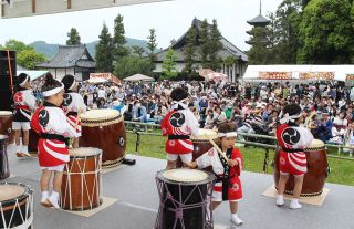 芸能ステージや飲食堪能　総社・備中国分寺でれんげまつり