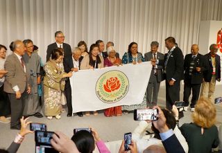 世界バラ会議福山大会が閉幕　次回開催地インドに旗を引き継ぐ