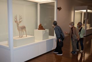 平櫛田中と現代作家の作品を見比べ　井原で特別展会期中盤