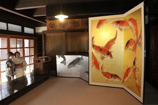 華やかに町彩る屏風　１９日まで倉敷・美観地区