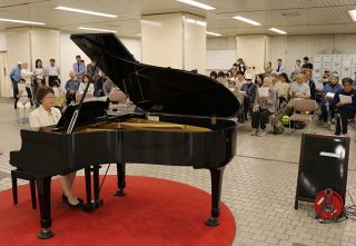 「駅ピアノ」音色 ７０人堪能　 新倉敷駅 設置３周年演奏会