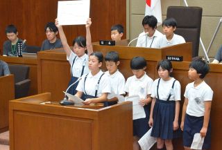 資料手に観光振興策など執行部に提案　奈義小６年生「こども議会」