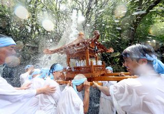 【おかやま祭時記】④御瀧祭り 龍泉寺（岡山）　神輿担ぎ〝祈りの滝行〟