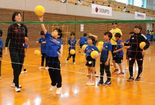 小学生らスポーツの魅力教わる　岡山でボールゲームフェスタ