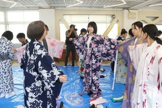 生徒が浴衣の着付け体験　備前・日生中、和装文化触れる