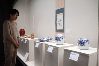 染め付け人間国宝 近藤悠三作品展　倉敷 きび美ミュージアム 皿や花瓶約５０点
