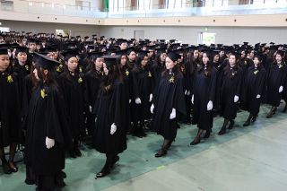 学士候補生 決意新た　 岡山・清心女子大 キャップ、ガウン授与