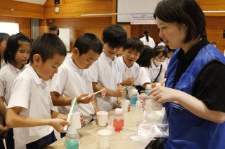 多彩な実験、遊び児童体験　吉備中央・嘉平太記念館で科学塾
