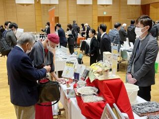 食品や雑貨 ２６事業者が売り込み　県内外流通業者らに 岡山で商談会