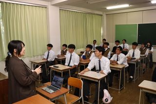 地元企業への理解深めて　学芸館高で説明会実施