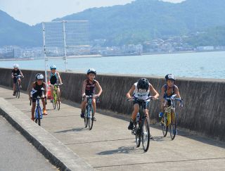残暑に負けずゴール目指す　倉敷でジュニア鉄人レース【動画あり】