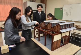 備後絣のこぎり屋根工場ジオラマに　福山のグループと大学、高校連携