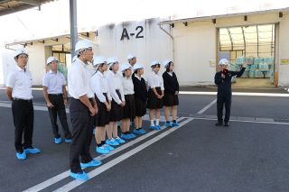 飼料製造や肉用牛農家支援学ぶ　高松農高生 倉敷・玉島の工場見学
