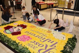 福山ばら祭前にＰＲ 花びらで「ローラ」制作　福山駅利用者ら
