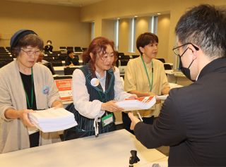 ＰＦＡＳ基準見直し国に要望　岡山の女性ら発起人、約６万筆提出