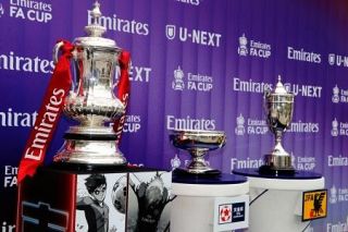 ＦＡ杯、トロフィーお披露目　日英つないだ銀製カップも