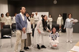 即興で紡ぐストーリー 岡山で「人生相談天国」上演　出演の市民ら２４人、１１日の本番に向け稽古に熱