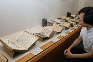 戦災逃れた高橋金一郎の蔵書公開　岡山・中央図書館、多彩な１００冊