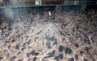 福求め１万人の裸衆うねる 宝木求めて争奪戦　 西大寺会陽