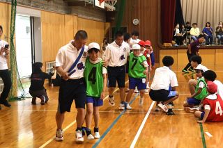 体動かす楽しさ知って　玉野光南高生、八浜小児童とミニ運動会
