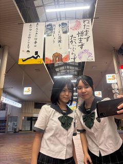 山陽学園の「空中美術館」見て　創立１４０周年を記念　感性光る創作物や歴史写真