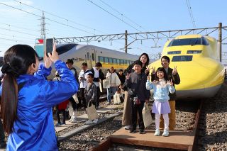 家族連れら人気車両の魅力浸る　岡山で山陽新幹線ふれあいデー