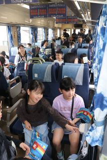 「デニムトレイン」座席もデニム生地に　井原駅発着で試乗会　井原鉄道【動画あり】