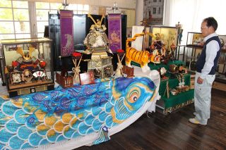 端午の節句ムード 一足早く演出　人形１５点、総社・まちかど郷土館