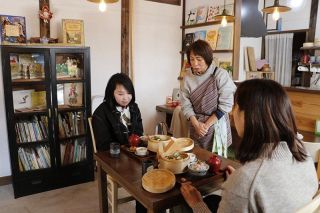 【Ｒｅ・美しく作る】絵本とカフェ あーとゆーや（勝央町勝間田）　店主の読み聞かせ人気