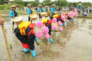 後楽園で「お田植え祭」　太鼓合わせ軽快に披露