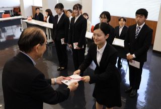 作州の福祉人材育成へ奨学金　美作大生に津山信金贈る