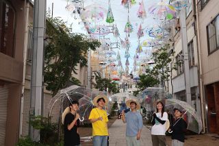 商店街彩るビニール傘の天の川　福山本通　１０、１１日に七夕まつり