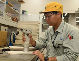 【新星☆駆ける！】ＤＡＩＫＥＮ岡山工場の泉岡篤樹さん　天井材の吸音性能アップを