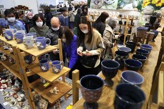 備前、有田、小石原焼…　お気に入り探して　暮らしを彩る器フェア １５日までコンベックス岡山