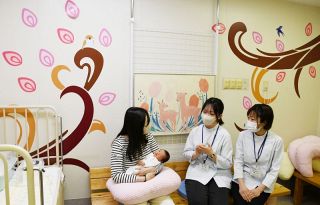 授乳室にアート 心和む空間に　倉敷の病院、川崎医福大生が制作
